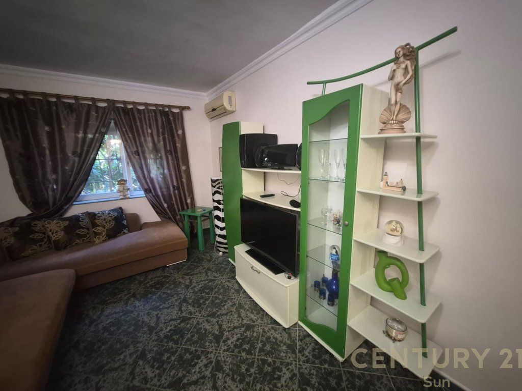 Jepet me qira apartament 2+1 në Rrugën e Kavajës, përballë Garden Building!
