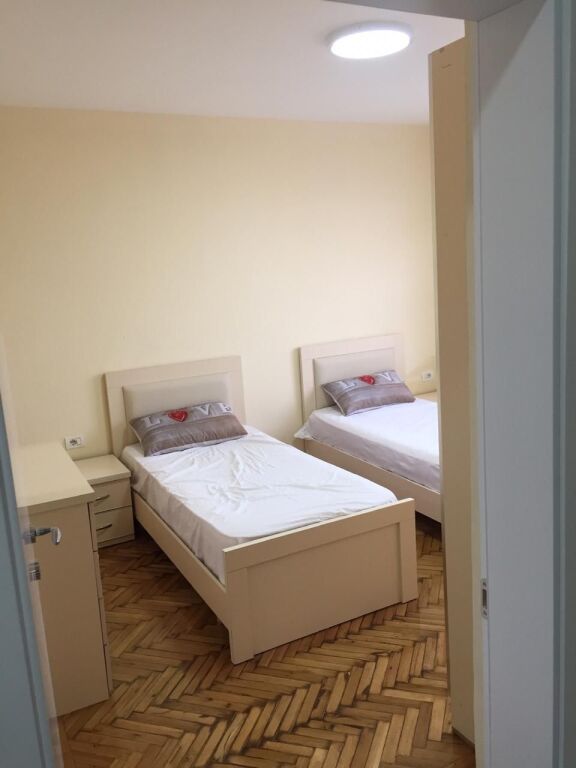 🏢Perballe Ish Restorant Durresit,jepet me qera apartament 2+1,i mobiluar  50,000Leke