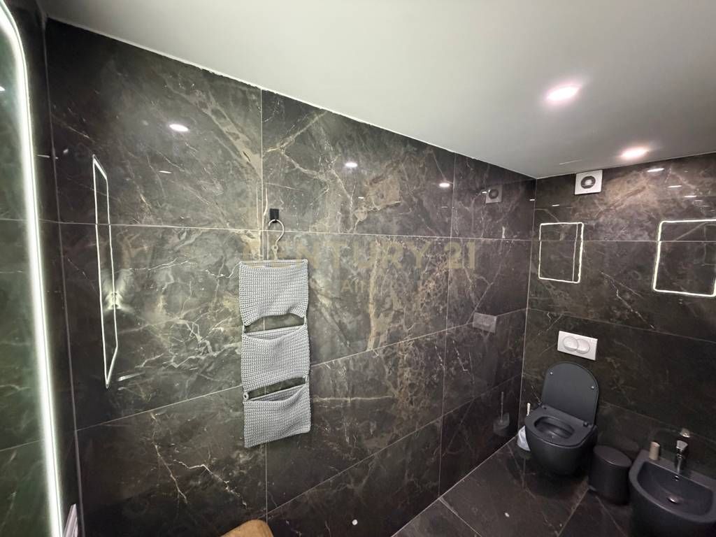 VILLA CON PISCINA PRESSO LA RESIDENZA ''KODRA E DIELLIT 2'', IN AFFITTO
