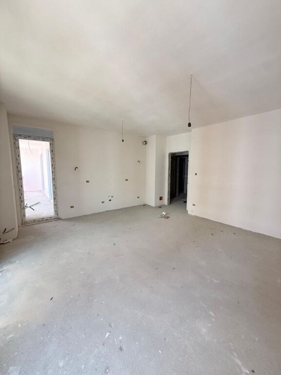 Shitet apartament 1+1 tek Bulevardi i Ri