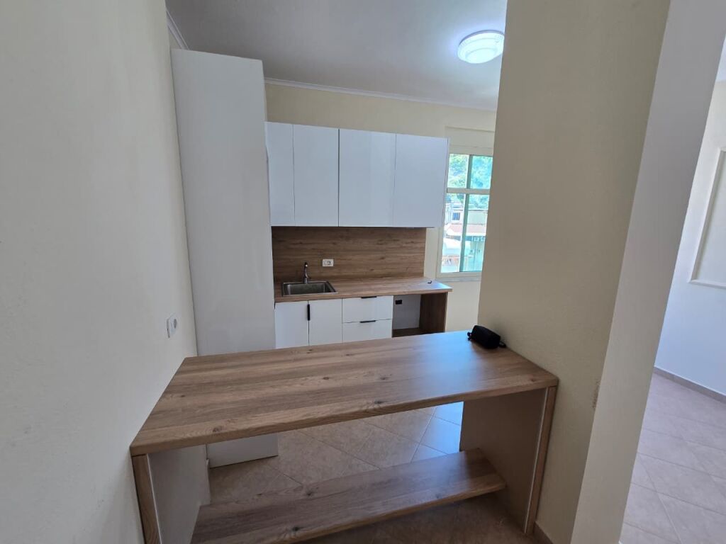 🏡 Shitet Apartament 1+1 tek Shkëmbi i Kavajës, Durrës – Vetëm 70 m nga Deti