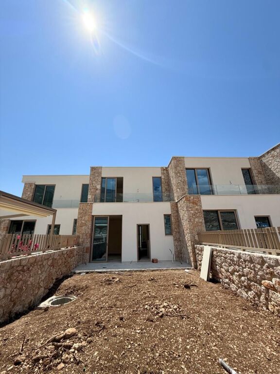 VILLA SU DUE PIANI IN VENDITA A DRIMADHE