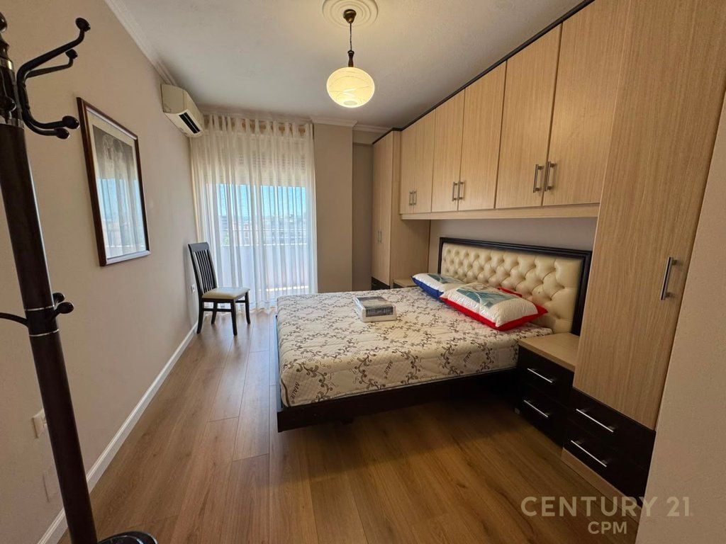 Apartament 1+1 me qira tek 9-kateshet, prane Pazarit te Ri!