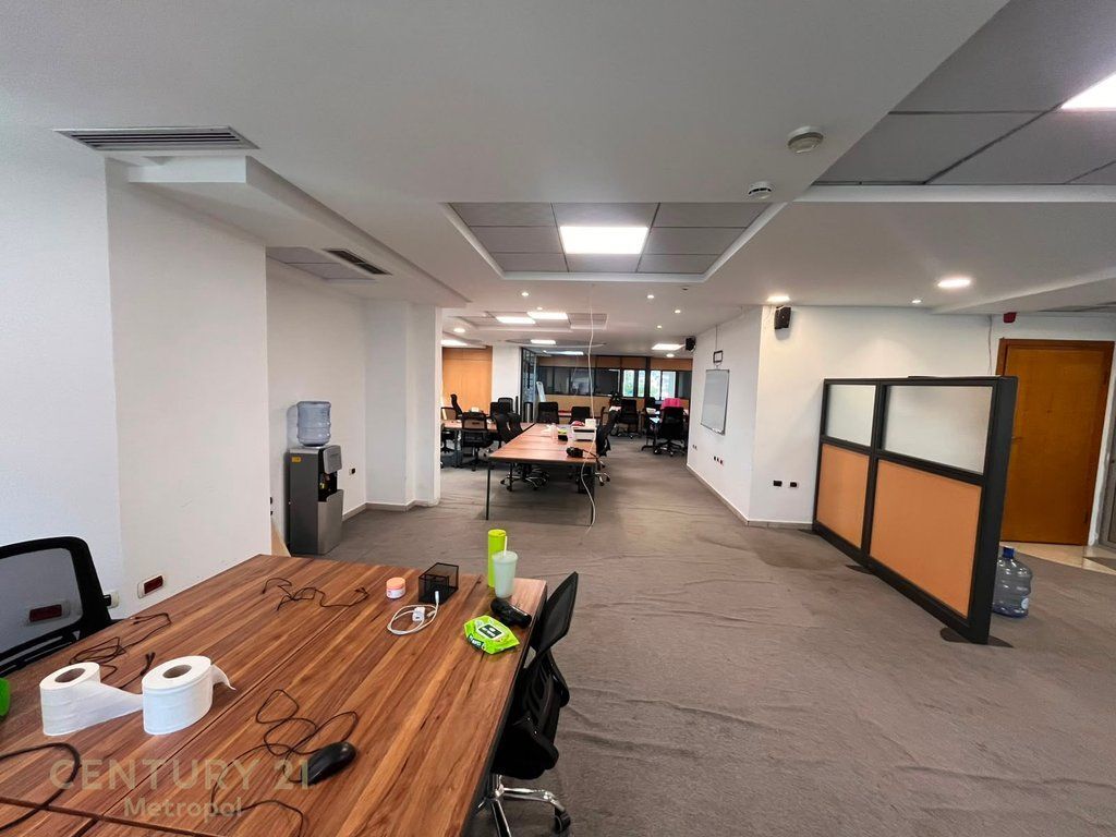 🏢 Locale per uffici in affitto a Twin Towers – Viale Martiri della Nazione