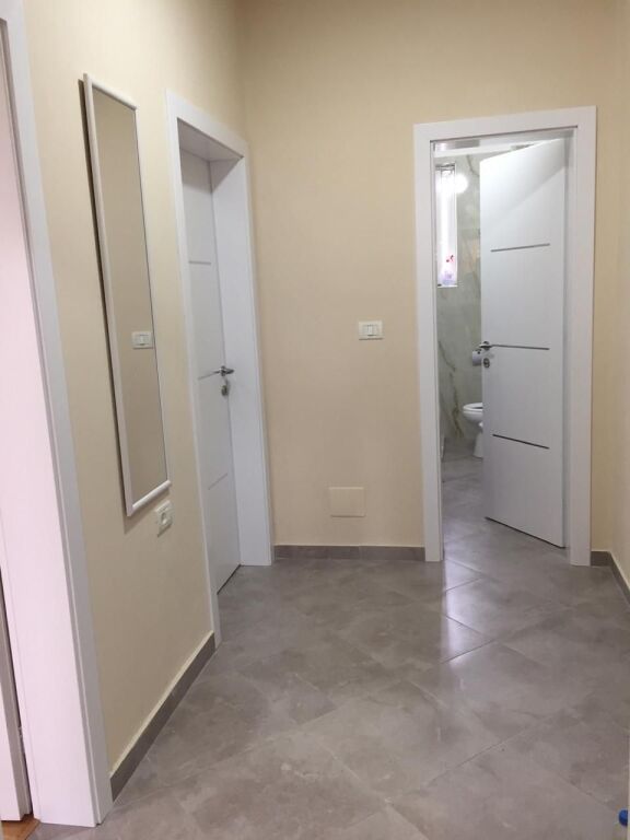 🏢Perballe Ish Restorant Durresit,jepet me qera apartament 2+1,i mobiluar  50,000Leke