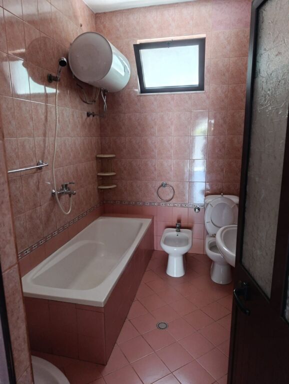 Affitto | Shtëpi private 2 + 1 | Rruga Njazi Meka | 450 €/mese