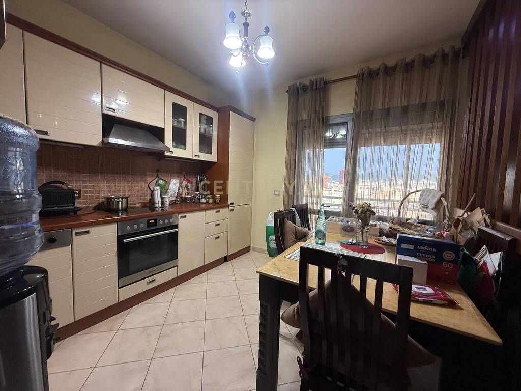 APARTAMENT 2+1+2 PER SHITJE PERBALLE RING CENTER,ZOGU I ZI!