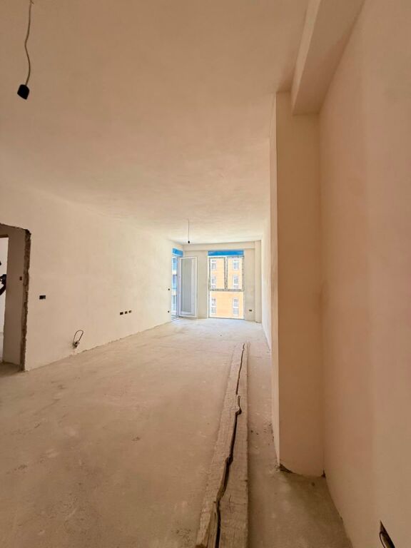Shitet apartament 1+1 tek Bulevardi i Ri