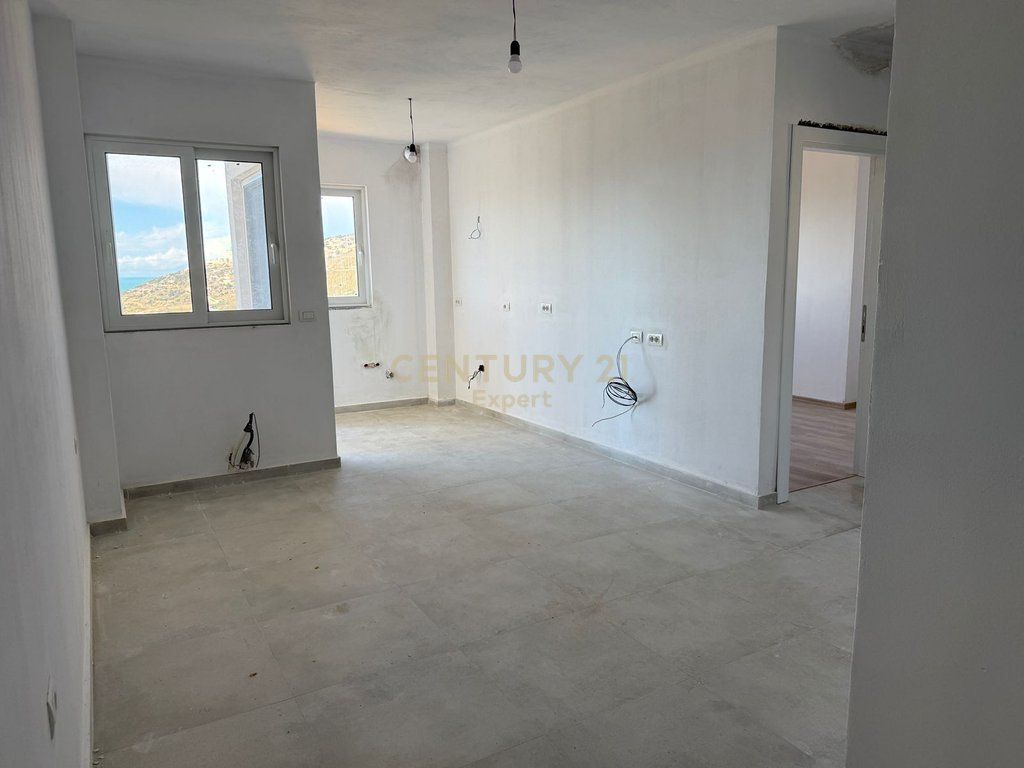 SARANDË, SHESIM APARTAMENT 2+1+2 + VERANDE NË PORTIN E LIMIONIT 300,000 €