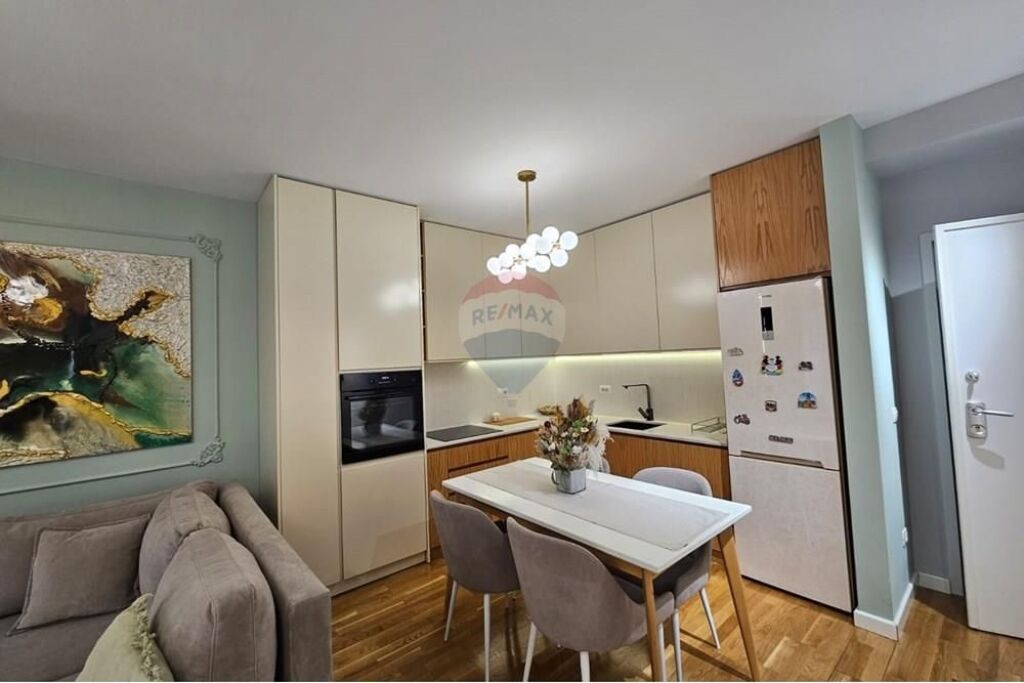 Apartament - Për Qira - Rruga e Barrikadave, Tiranë