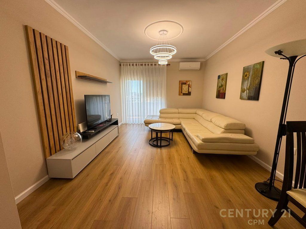 Apartament 1+1 me qira tek 9-kateshet, prane Pazarit te Ri!