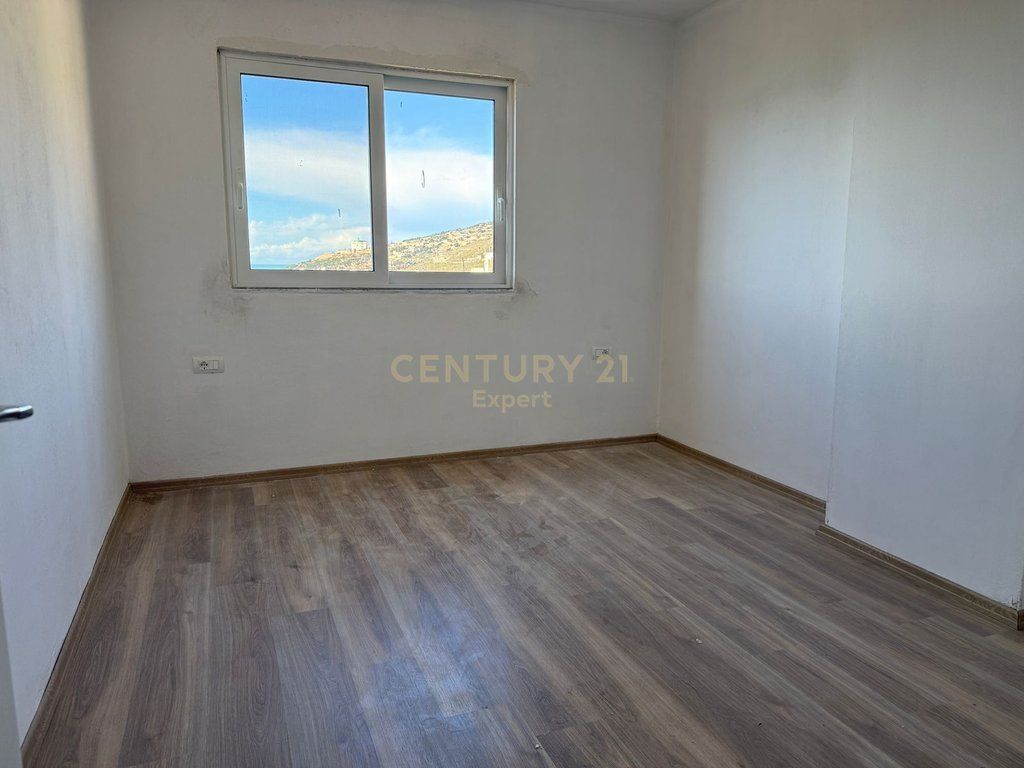 SARANDË, SHESIM APARTAMENT 2+1+2 + VERANDE NË PORTIN E LIMIONIT 300,000 €