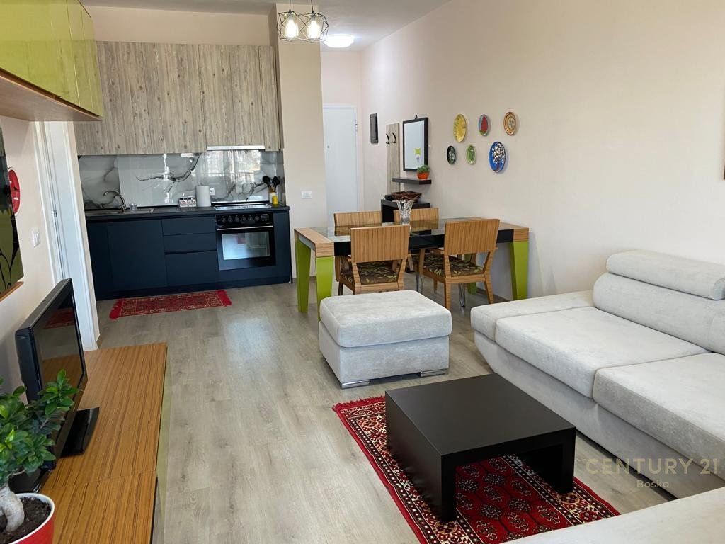 ME QIRA APARTAMENT 1+1 TEK RRUGA 5 MAJI