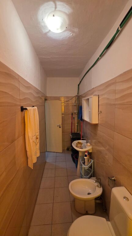 🏢Rruga Bardhyl,prane Mulliritt e Vjeter jepet me qera apartament,3+1,i mobiluar.50,000Leke