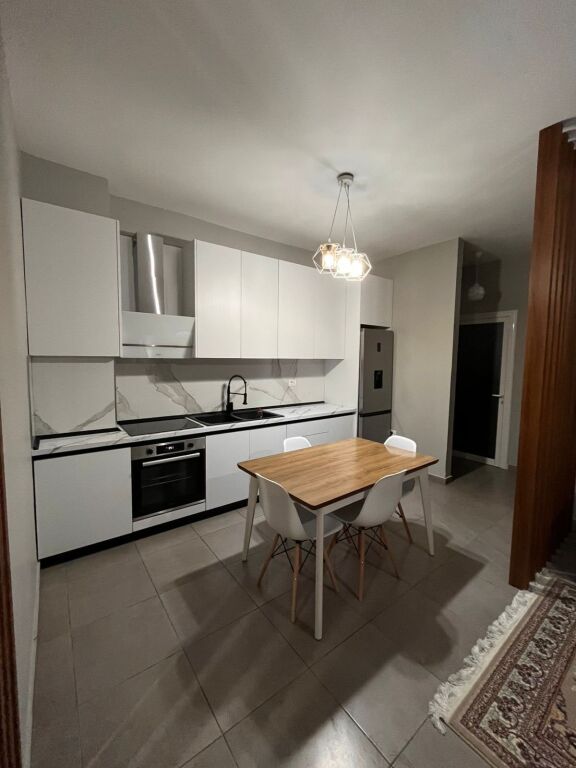 🏢Presso i Palazzi Gialli, Via Kastriot, si affitta appartamento 1+1 arredato. 40.000 Leke