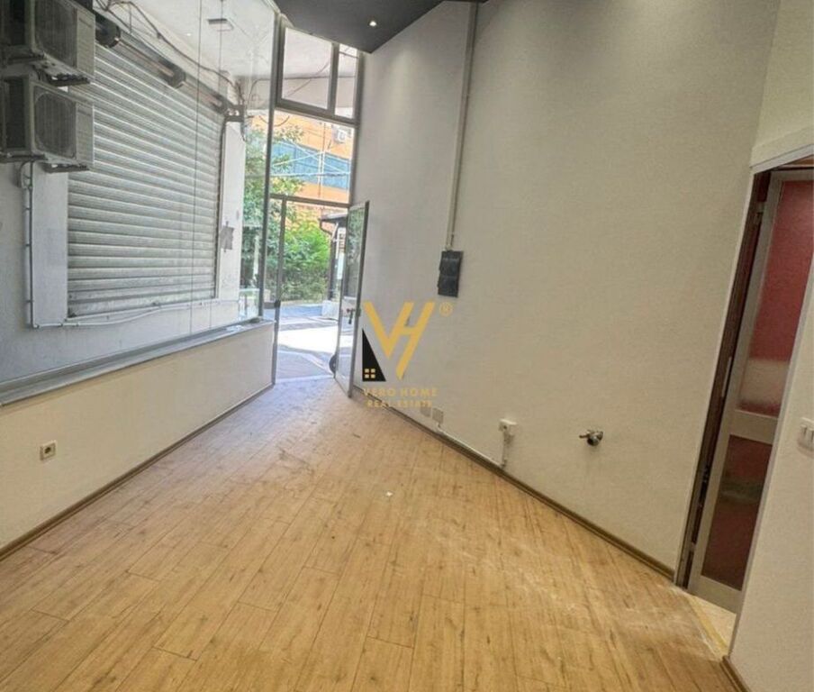 JEPET ZYRE 27 M2 ME QERA TEK RRUGA E BARRIKADAVE 35.000 LEKE