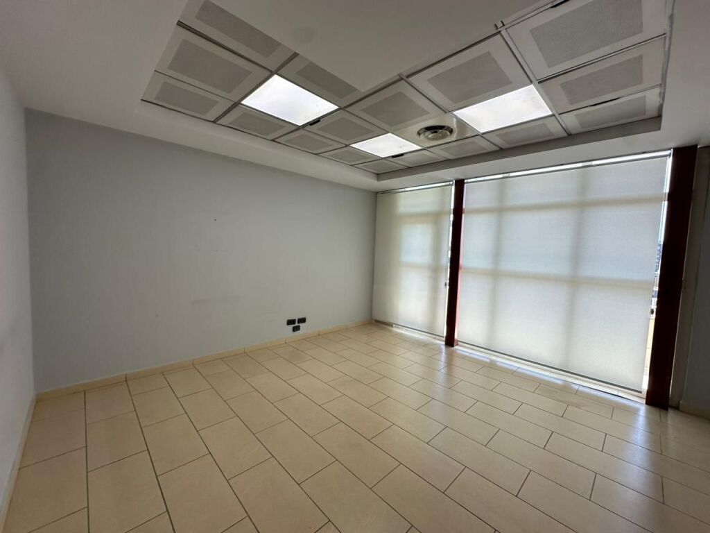 AMBIENTE COMMERCIALE IN VIA KAVAJES