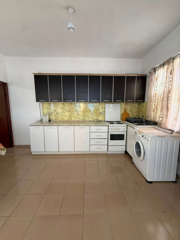 Rent | Shtëpi private 2 + 1 | Rruga 5 Maji | 350 €/month