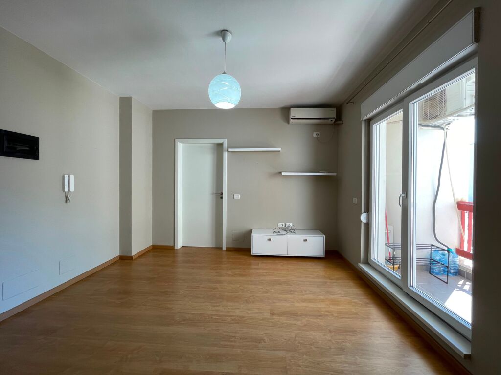 Appartamento 1+1 in affitto presso il Kompleksi Kontakt vicino a Ish-Parkut.