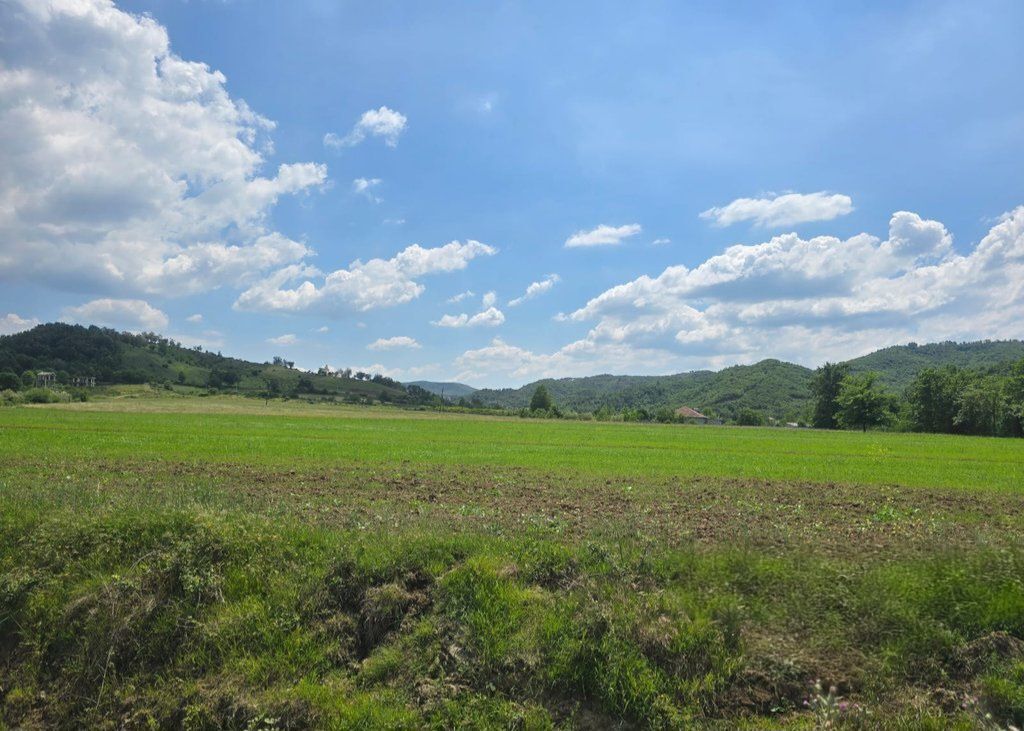 TOKË 10,000 m² NË PETRELË, JEPET ME % NE NDERTIM, AKSES I SHPEJT NGA TIRANA