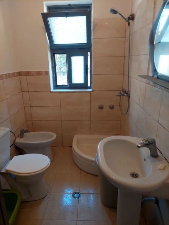 🏠Allias, Via Enver Begeja, primo piano di una villa 2+1 in affitto, arredato 40.000Leke