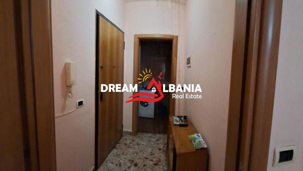 Shitet Apartament 1+1 në Rrugën e Elbasanit prane deges se thesarit ( 4119480)
