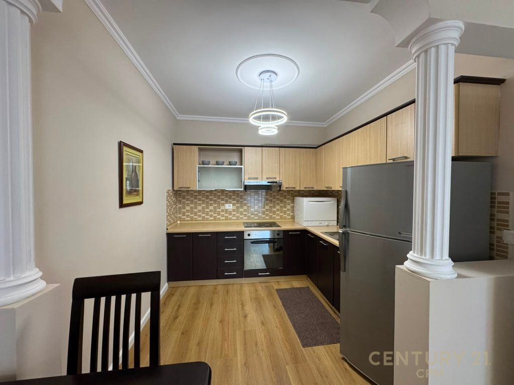 Apartament 1+1 me qira tek 9-kateshet, prane Pazarit te Ri!