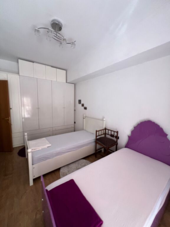 Jepet me qira apartamet 2+1+Bllk tek Kodra Diellit  Siperfaqja: 85m2 Kati: 4 (banim) Totalisht I Mobiluar   Vendodhja: Kodra Diellit, prane furre pastiçeri Dumrea Cmimi: 60,000 Leke/muaj