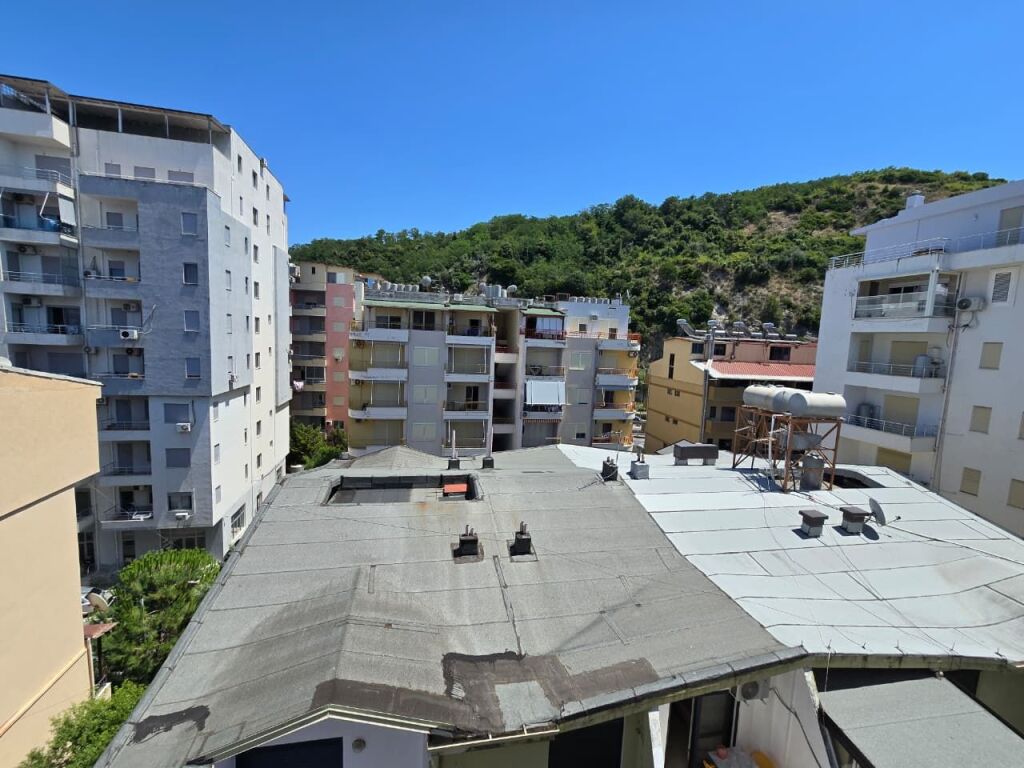 🏡 Shitet Apartament 1+1 tek Shkëmbi i Kavajës, Durrës – Vetëm 70 m nga Deti
