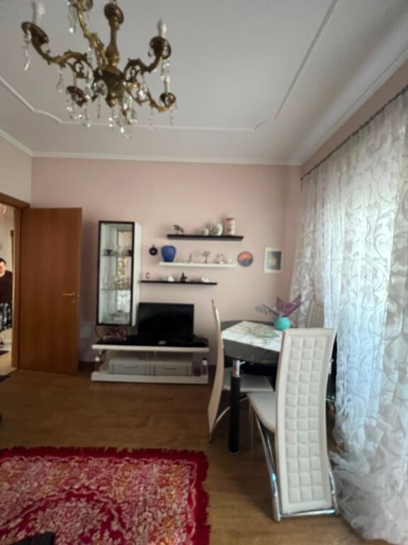 Jepet me qira apartamet 2+1+Bllk tek Kodra Diellit  Siperfaqja: 85m2 Kati: 4 (banim) Totalisht I Mobiluar   Vendodhja: Kodra Diellit, prane furre pastiçeri Dumrea Cmimi: 60,000 Leke/muaj