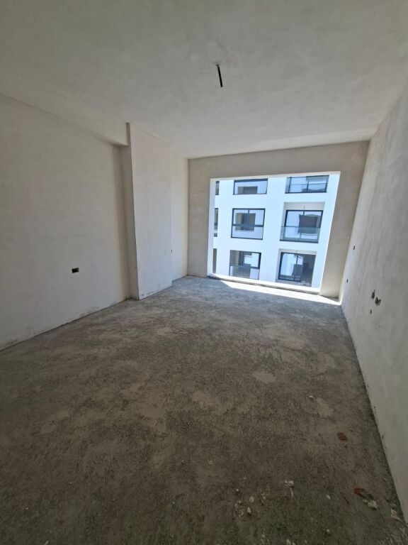 Shitet Apartament 2+1+2 + Post Parkimi ne Golem te Mali i Robit
