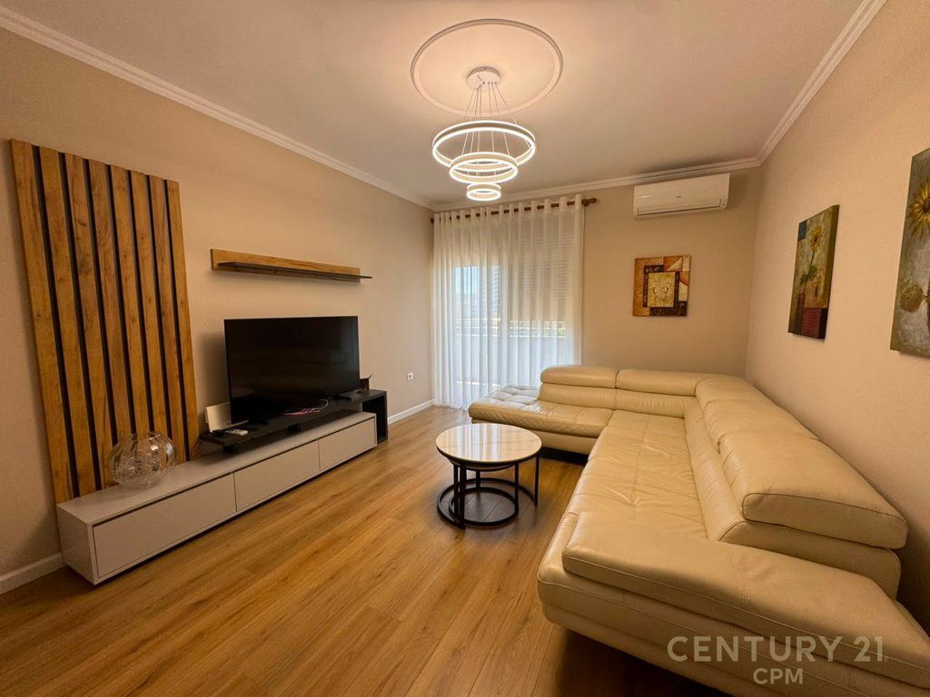 Apartament 1+1 me qira tek 9-kateshet, prane Pazarit te Ri!