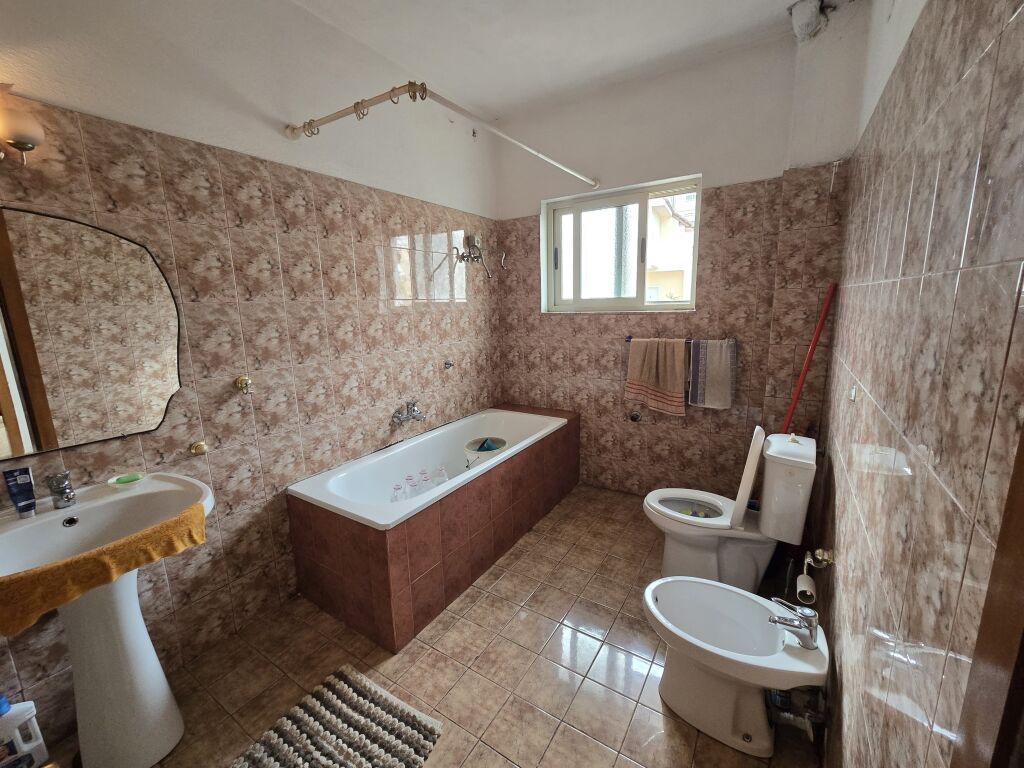 Casa privata in vendita vicino a KMY Laprakë