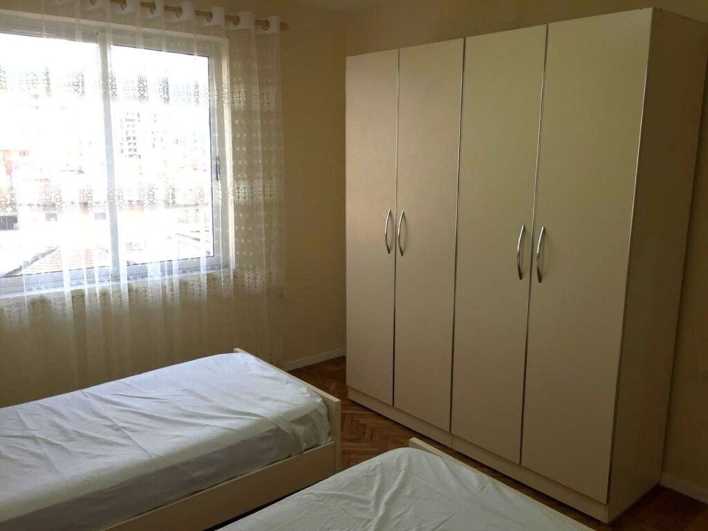 🏢Perballe Ish Restorant Durresit,jepet me qera apartament 2+1,i mobiluar  50,000Leke