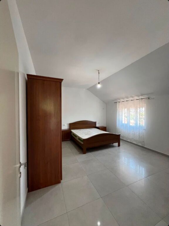 Apartament me qira – Yzberisht -150m larg rruges kryesore !
