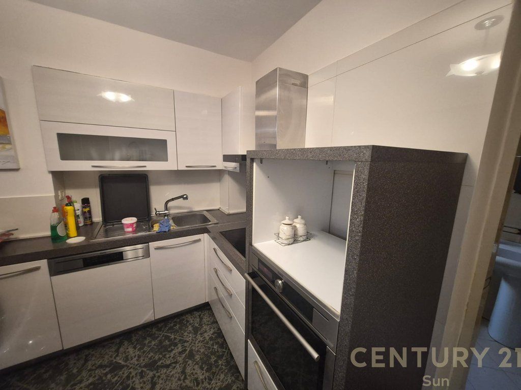 Jepet me qira apartament 2+1 në Rrugën e Kavajës, përballë Garden Building!