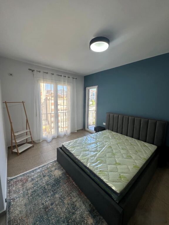 🏡 **Jepet me Qera Apartament Elegant 1+1 – Ish Stacioni i Trenit, Tiranë**