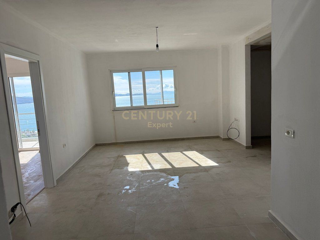 SARANDË, SHESIM APARTAMENT 2+1+2 + VERANDE NË PORTIN E LIMIONIT 300,000 €