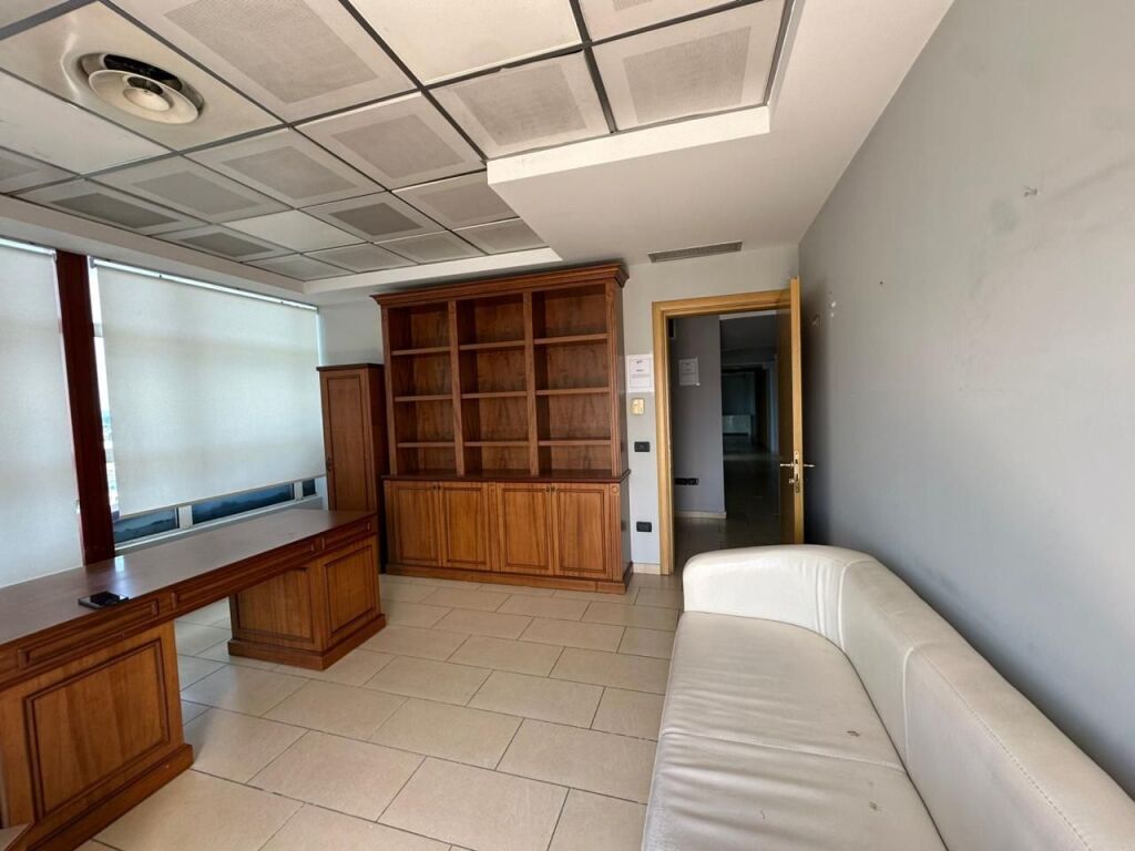 AMBIENTE COMMERCIALE IN VIA KAVAJES