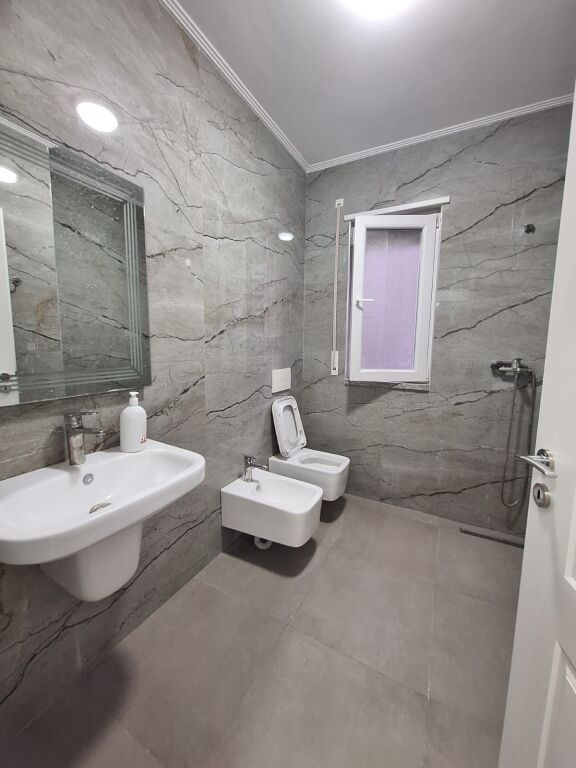 📣 Appartamento 2+1+2 con 2 balconi in affitto  📍Astir, Villa L 2💰Prezzo: 55.000 Lek/mese