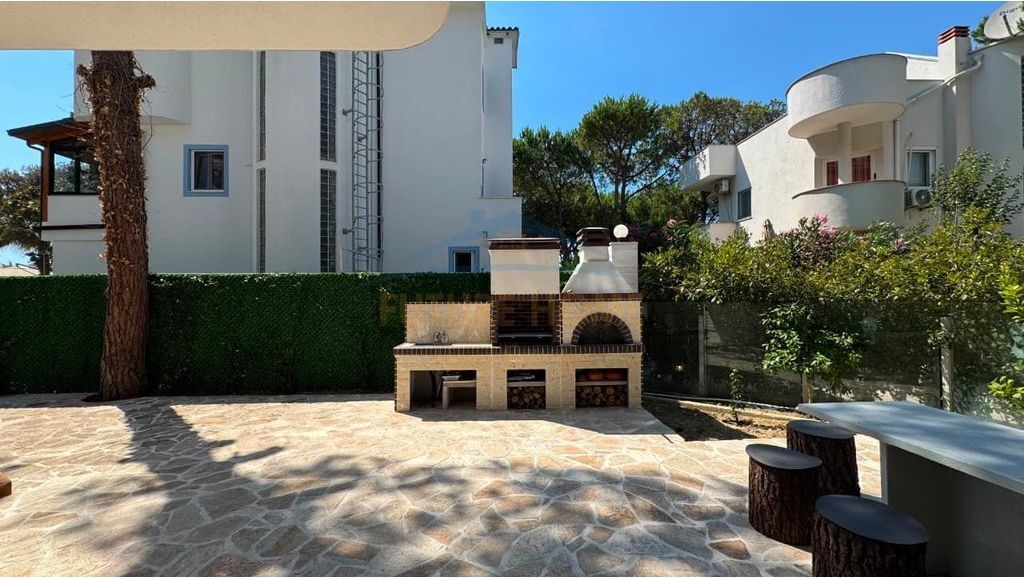 In vendita, Villa su 3 piani con piscina, Complesso Dielli, Qerret