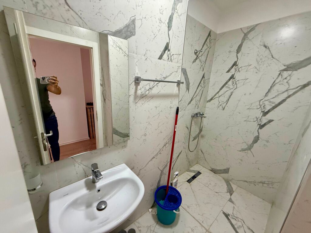 📣 RENT Apartment 2+1+2 📍 Street “5-Maji”, Near Bar “ODA” ✨   🏢 New Building  🪜 4th Floor (With Elevator)  🛋️ Partially Furnished  ❌ Notarial Contract Condition   💶 Price 50,000 Leke (Net)
