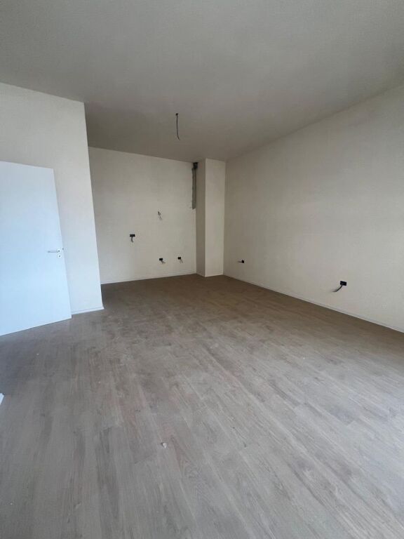 🏡 Appartamento 2+1+2 con Veranda in Vendita a Linzë, Tirana