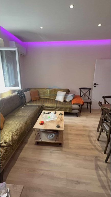 Shitet, Apartament 1+1 Kombinat, Tirane.
