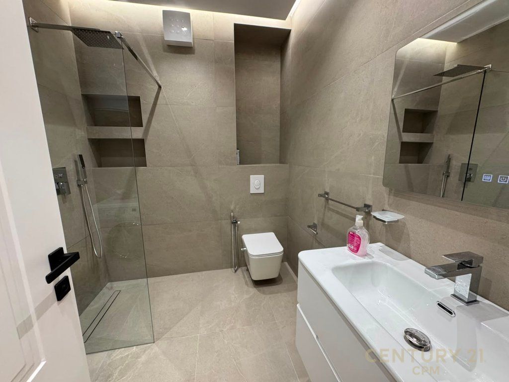Apartament 1+1 me qira tek 9-kateshet, prane Pazarit te Ri!