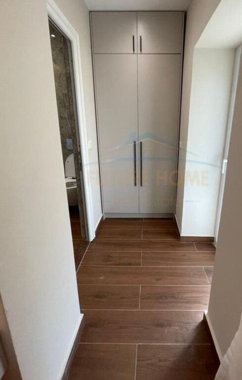 Shitet,Garsoniere, Pazari i Ri