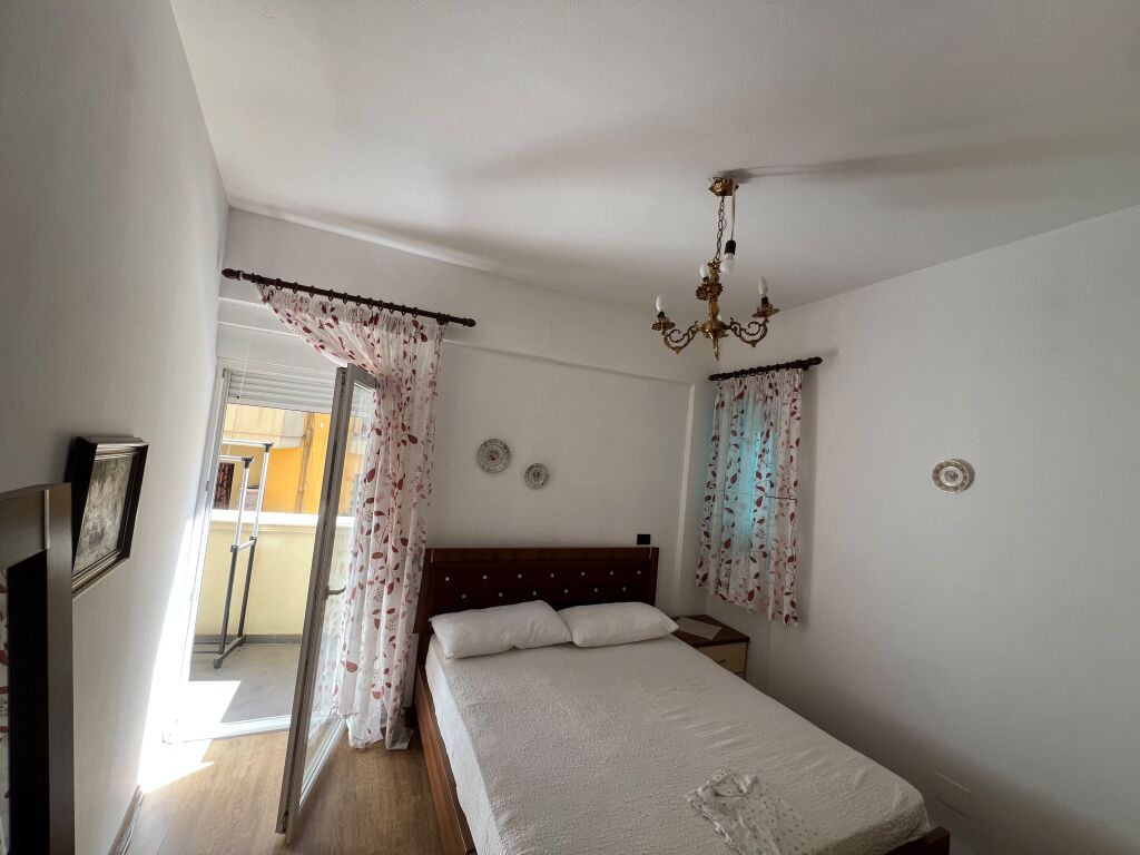 Jepet me qira apartamet 2+1+Bllk tek Kodra Diellit  Siperfaqja: 85m2 Kati: 4 (banim) Totalisht I Mobiluar   Vendodhja: Kodra Diellit, prane furre pastiçeri Dumrea Cmimi: 60,000 Leke/muaj
