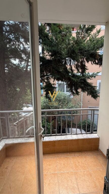 JEPET APARTAMENT 1+1+BLK ME QERA TEK MARTENITETI I RI 50.000 LEKE