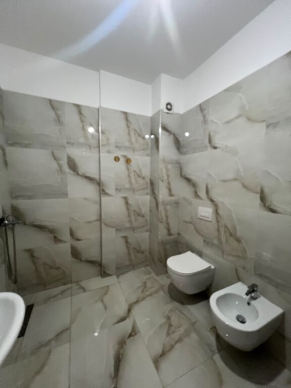 Jepet me qira apartamet 2+1+2 ne Yzberisht, Kompleksi Grand Galeri   Siperfaqja: 109m2 Kati: 4 (me ashensor) Jepet bosh per banim  Cmimi: 45.000 Leke/Muaj