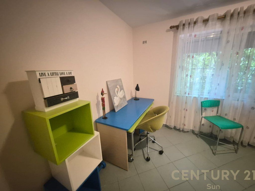 Jepet me qira apartament 2+1 në Rrugën e Kavajës, përballë Garden Building!